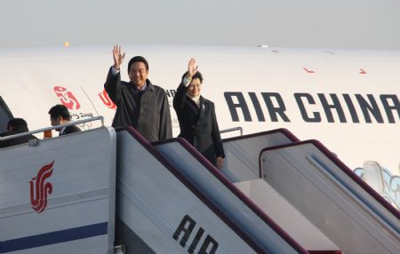 Chen Yunlin (front, L), president of the Chinese mainland's Association for Relations Across the Taiwan Straits (ARATS), and his wife wave to people before leaving for Taiwan, at Beijing airport, China, Dec. 21, 2009. A delegation of ARATS led by Chen Yunlin left Beijing Monday morning for Taiwan for a new round of talks.(Xinhua/Wang Yongji)