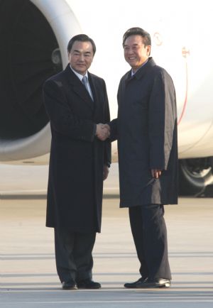 Chen Yunlin (R), president of the Chinese mainland's Association for Relations Across the Taiwan Straits (ARATS), shakes hands with Wang Yi, director of the Taiwan Work Office of the Communist Party of China (CPC) Central Committee, before leaving for Taiwan, at Beijing airport, China, Dec. 21, 2009.(Xinhua/Wang Yongji)