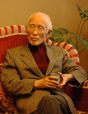 常年致力于两岸文化交流的余光中老先生希望,两岸民间专家能多开动脑筋,把利于两岸和平的好事办好。