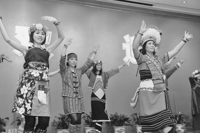 海峡妇女论坛的台港澳和大陆嘉宾用歌舞表达姐