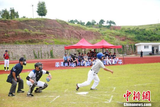 图为彰化教师联队与彰化艺术高中队举行棒球表演赛。 黄水林 摄