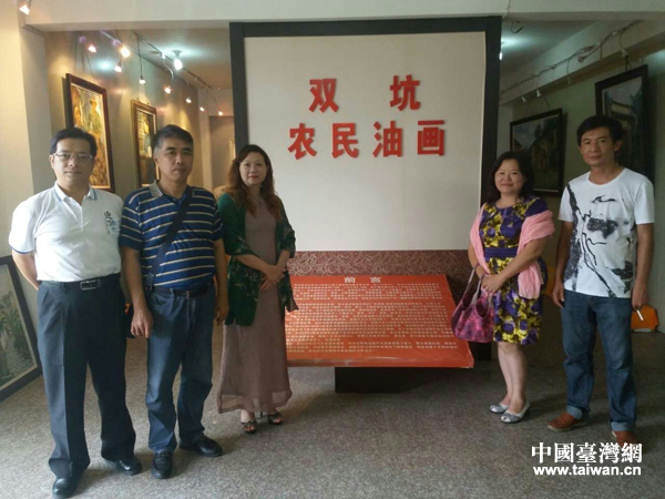 吴和珍和宁德工艺美术协会理事黄行荣交流,希望协助推广双坑农民油画村,并在此建立艺术驻村点