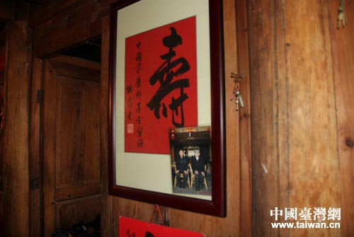 ·��¥���˵ļ��а���һ�����֣��Ա߻��������������ܵܵĺ�Ӱ