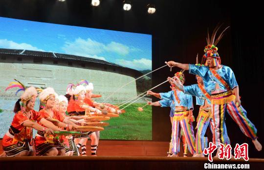 图为海峡两岸少数民族青年舞蹈大赛。 张金川 摄