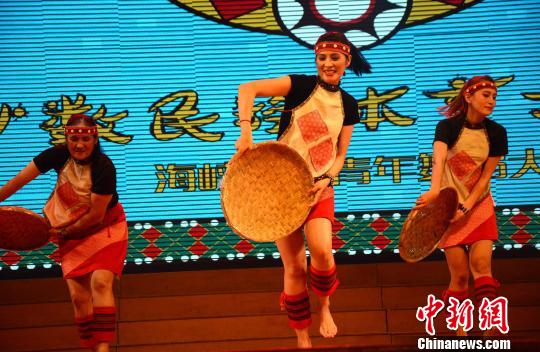 图为海峡两岸少数民族青年舞蹈大赛。 张金川 摄