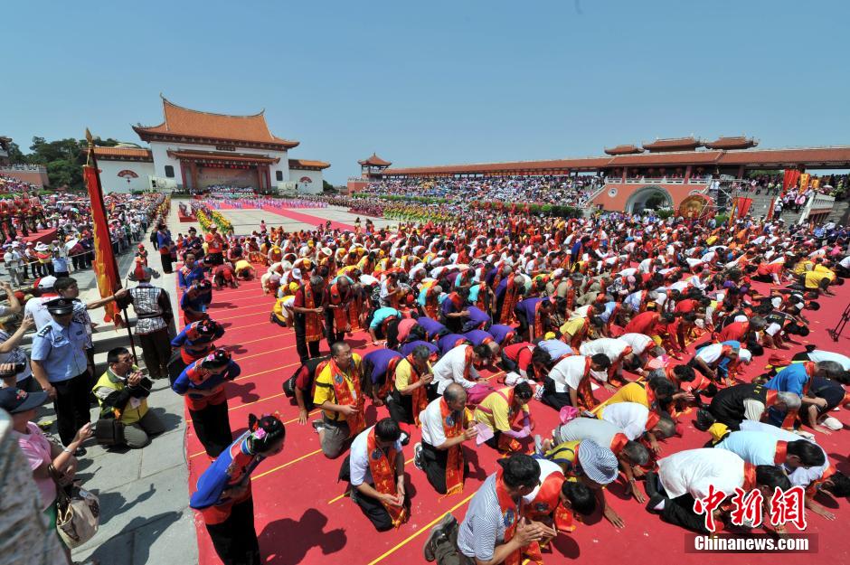 妈祖文化活动周开幕 两岸万名信众齐拜妈祖