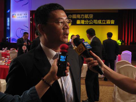 南航台湾分公司在台北成立。(消息另发)图为南航台湾分公司总经理赫凌志接受本报记者采访。郑固固摄