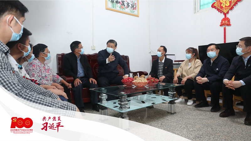 2021年5月13日下午,习近平总书记在河南省南阳市淅川县九重镇邹庄村,同移民户邹新曾一家三代围坐在一起聊家常。