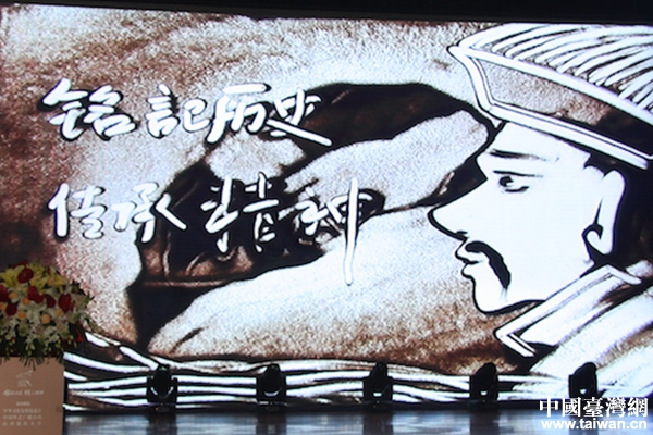 艺术家曾智在现场带来的沙画表演。(中国台湾网 齐昕 摄)