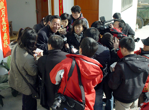 台湾中央通讯社记者采访大包干带头人关友江