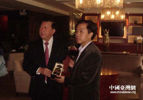 广东梅州市委书记李嘉会见台湾新竹县县长(图