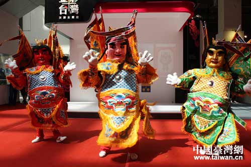 台湾三太子卖力演出。 台湾三太子卖力演出。