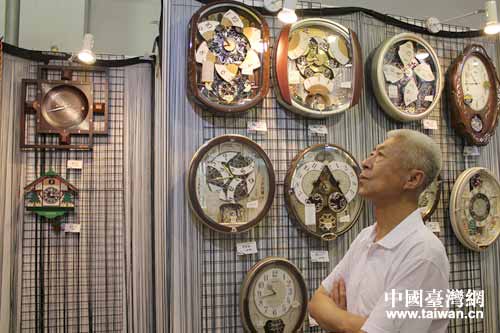 一位市民在欣赏华丽精巧的时钟。 一位市民在欣赏华丽精巧的时钟。