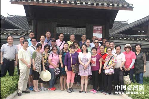 在翦伯赞故居前合影留念 在翦伯赞故居前合影留念