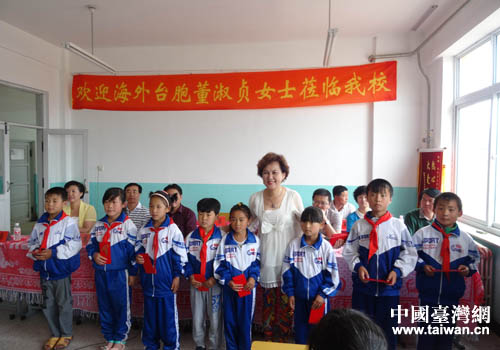 董淑贞女士与烧锅营子乡贫困学生合影留念 董淑贞女士与烧锅营子乡贫困学生合影留念