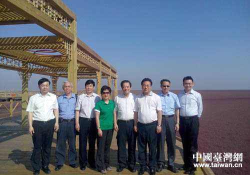 陈武雄一行参观盘锦红海滩国家风景廊道并合影留念 陈武雄一行参观盘锦红海滩国家风景廊道并合影留念