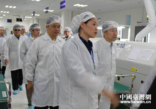 视察组一行参观开发区——江西智微亚科技有限公司生产车间 视察组一行参观开发区——江西智微亚科技有限公司生产车间