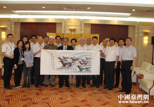 自治区副主席王和山会见台湾工商建设研究会副理事长洪尧昆并合影留念 自治区副主席王和山会见台湾工商建设研究会副理事长洪尧昆并合影留念