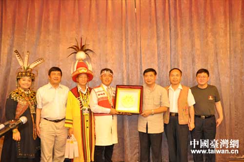 省政协副主席班程农等领导与交流团团长根志优先生互赠礼品 省政协副主席班程农等领导与交流团团长根志优先生互赠礼品