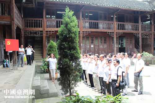 在猴场会议会址纪念馆重温入党誓词 在猴场会议会址纪念馆重温入党誓词