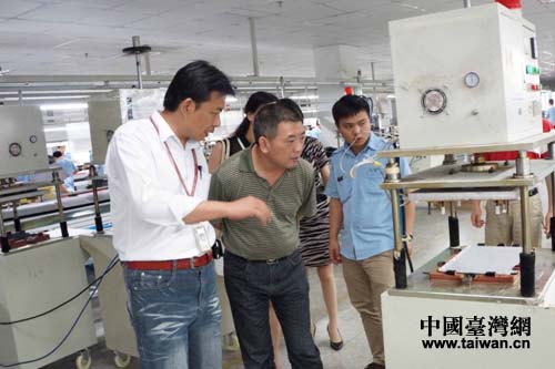 德阳台办主任林永成(前排右一)参观内江市台资企业巨腾国际控股有限公司 德阳台办主任林永成(前排右一)参观内江市台资企业巨腾国际控股有限公司