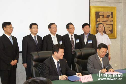 山东省工商联和台湾商业总会签署《友好商会合作协议书》 山东省工商联和台湾商业总会签署《友好商会合作协议书》