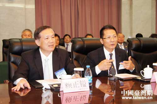 赖正镒理事长和台湾洗衣商业同业公会理事长王为模 赖正镒理事长和台湾洗衣商业同业公会理事长王为模