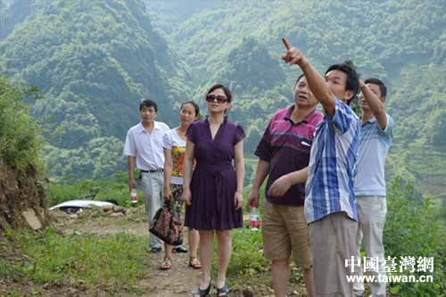 实地察看了机耕道开挖处 实地察看了机耕道开挖处