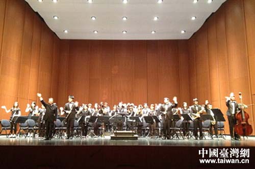 幼狮管乐团在向观众谢幕 幼狮管乐团在向观众谢幕