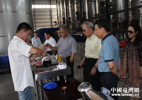 台商考察桓仁县葡萄酒生产线 台商考察桓仁县葡萄酒生产线