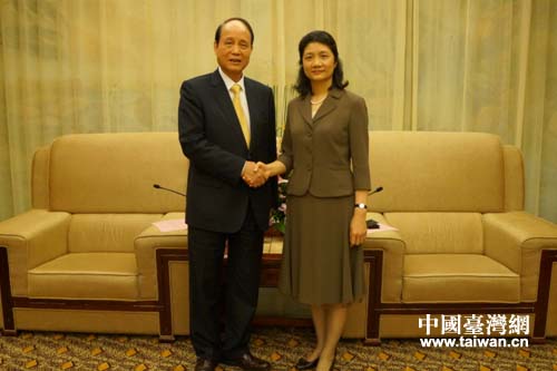 徐萍华(右)与林中森(左)亲切握手 徐萍华(右)与林中森(左)亲切握手