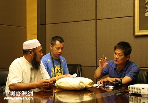 郑毅(右)采访枕头馍制作师傅 郑毅(右)采访枕头馍制作师傅