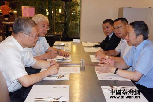四川省台办主任周敏谦(右一)与台湾电电公会座谈交流 四川省台办主任周敏谦(右一)与台湾电电公会座谈交流