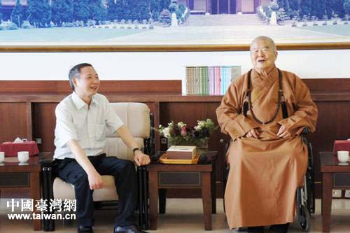 四川省台办主任周敏谦(左)拜会佛光山星云法师(右) 四川省台办主任周敏谦(左)拜会佛光山星云法师(右)