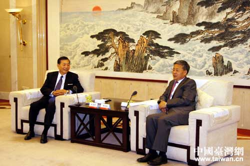 郭树清省长与王志刚董事长王志刚亲切交谈 郭树清省长与王志刚董事长王志刚亲切交谈