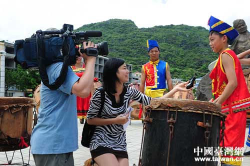 台湾媒体采访广西南宁市马山会鼓表演 台湾媒体采访广西南宁市马山会鼓表演