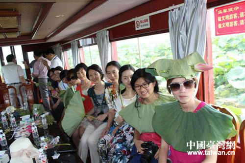 两岸媒体参访团湖野生荷花世界 两岸媒体参访团湖野生荷花世界