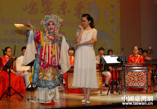 潘俊仁(左)表演《贵妃醉酒》选段 潘俊仁(左)表演《贵妃醉酒》选段