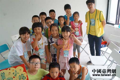 两岸大学生与参加“川越自己”夏令营活动的孩子们 两岸大学生与参加“川越自己”夏令营活动的孩子们