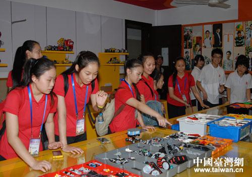 参观乐高机器人实验室 参观乐高机器人实验室