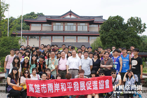 研习营学员在浙江博物馆合影留念 研习营学员在浙江博物馆合影留念