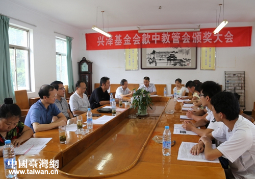 歙县中学第十一届兴泽助学金颁奖活动 歙县中学第十一届兴泽助学金颁奖活动