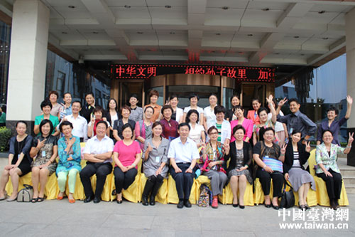 与会人员合影留念 与会人员合影留念