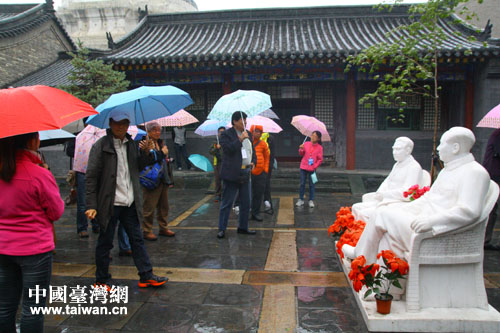 塔院寺内,参观毛主席旧址 塔院寺内,参观毛主席旧址