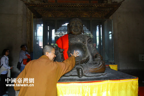 台湾《人间福报》如根法师与大肚弥勒佛合影 台湾《人间福报》如根法师与大肚弥勒佛合影
