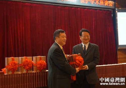 全国台联会长汪毅夫接受赠书 全国台联会长汪毅夫接受赠书