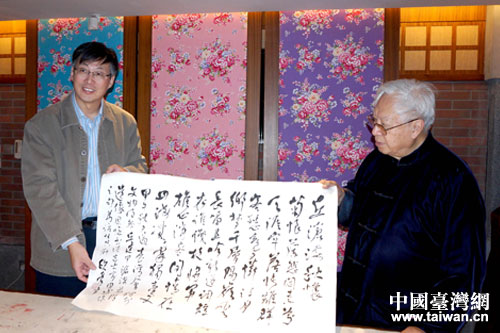 郑大副会长接受欧豪年大师赠送自己的书法作品 郑大副会长接受欧豪年大师赠送自己的书法作品