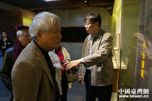 国画大师江明贤观看展览 国画大师江明贤观看展览