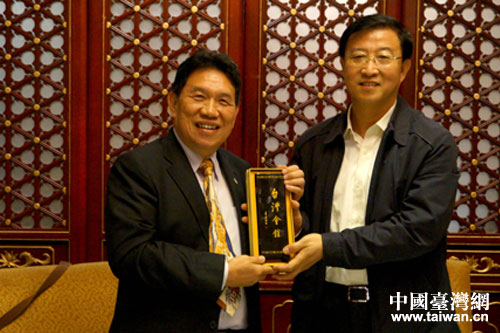 市台联党组书记向参访团团长于晓佩先生赠送纪念品 市台联党组书记向参访团团长于晓佩先生赠送纪念品