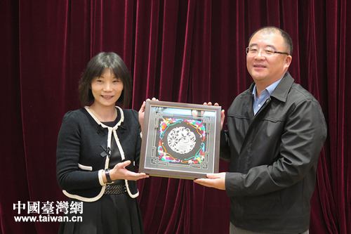 吉宁峰副市长(右)与萧秀文理事长互赠纪念 吉宁峰副市长(右)与萧秀文理事长互赠纪念